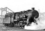 58 2131 vor der "Berliner Brücke" im Heimat-Bw Halle (Saale) G. Im Januar 1951 wurde sie im RAW Zwickau (Sachs) in eine Kohlenstaublok System Wendler umgebaut. Nach der Abstellung 1965 folgte 1968 die Ausmusterung. Die markante Straßenbrücke über den Hallenser Güterbahnhof wurde 2006 abgerissen und durch eine Hängebrücke ersetzt.  (1955) <i>Foto: Gerhard Illner</i>