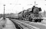 03 1010 vom Bw Halle (Saale) P macht Station vor D 48 im Bahnhof Weißenfels. (25.05.1968) <i>Foto: Dieter Wünschmann</i>