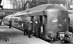 Der damals modernste Zug im Nahverkehr der Reichsbahn wartet im Hamburger Hauptbahnhof auf die Abfahrt. Am Zugende wird die stromlinienverkleidete 60 001 den Zug in nur 40 Minuten (ohne Unterwegshalte) von Hamburg nach Lübeck schieben. Zum Vergleich: Ein Regionalexpress des Jahres 2023 benötigt (mit drei Zwischenhalten) 48 Minuten. (1938) <i>Foto: Hans Hartz</i>
