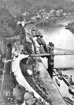 Blick vom 100 m hohen Sandsteinfelsen der Schäferwand in Bodenbach auf die Eisenbahnstrecke Dresden - Prag, Elbe und die 235 m lange Kaiserin-Elisabeth-Brücke, eine Kettenbrücke. Am 1. Oktober 1942 wurde Bodenbach mit dem gegenüberliegenden Tetschen zur Stadt Tetschen-Bodenbach vereinigt. Nach 1945 wurde der Ort in den tschechischen Doppelnamen Decín-Podmokly umbenannt.  (1938) <i>Foto: RVM</i>