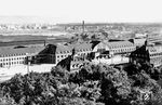 Blick auf den 1913 eröffneten Karlsruher Hauptbahnhof. Er ersetzte den Ursprungsbahnhof aus dem Jahr 1843. Der Bau nach Plänen von August Stürzenacker begann im Jahre 1910, und bereits in der Nacht vom 22. zum 23. Oktober 1913 konnte der Bahnhof eröffnet werden. Der Bahnhof und die Zufahrtgleise wurden auf ehemals Beiertheimer Gemarkung gebaut und nahmen auch einen erheblichen Teil des Stadtgartens sowie des Gartens hinter dem Stephanienbad in Anspruch. Eine fünfschiffige, stählerne Bahnhofshalle, ähnlich der wenige Jahre zuvor fertiggestellten Halle des Breslauer Hauptbahnhofs, überdachte fünf Inselbahnsteige. Zu späterer Zeit wurde zunächst ein elftes Gleis und in den 1980er Jahren zwei Bahnsteige mit drei weiteren Gleisen südlich der Bahnhofshalle angelegt. Westlich des Bahnhofsgebäudes existierte ein Flügelbahnhof für die Maxaubahn mit vier Stumpfgleisen („Maxaubahnhof“), in dem die Strecken in die Pfalz und nach Graben-Neudorf (über Eggenstein) endeten. (1934) <i>Foto: RVM</i>