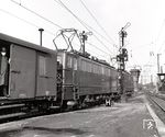 E 11 022 (Bw Leipzig Hbf West) und E 11 011 (Bw Halle/Saale P) verlassen den Erfurter Hbf. Beachtenswert auch die Kombination von Richtungsanzeigern am Ausfahrsignal für die Streckenführungen S (= Sangerhausen), W (= Weimar) und N (= Nordhausen). (02.03.1968) <i>Foto: Joachim Claus</i>