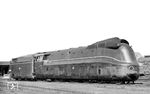 03 1081 wurde nach der Abnahme im RAW Meiningen ab 13.09.1940 dem Bw Wien Westbf zugeteilt. Stolz präsentiert das Personal die nagelneue Lok im Bw Amstetten (Niederdonau). In der Literatur wird immer wieder fälschlicherweise Wien West als Aufnahmeort genannt.  (20.09.1940) <i>Foto: RVM-Filmstelle Berlin (Bellingrodt)</i>