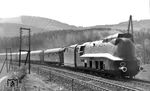 03 1085 vom Bw Linz (Donau) mit einem Schnellzug auf der österreichischen Westbahn bei Böheimkirchen zwischen St. Pölten und Wien Westbf.  (1941) <i>Foto: RVM-Filmstelle Berlin (Otto Zell)</i>