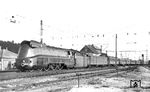 Die stromlinienverkleidete 03 1090 vom Bw Linz (Donau) fährt mit D 121 (Paris Est – Zürich – Innsbruck – Wien Westbf) aus dem Bahnhof Attnang-Puchheim. Einen Monat später verließ die Lok Österreich in Richtung Posen.  (04.06.1942) <i>Foto: RVM-Filmstelle Berlin (Bellingrodt)</i>