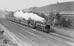 03 271 vom Bw Wuppertal-Langerfeld eilt mit E 337 (Eindhoven – Venlo – M Gladbach – Hamm/Westf) durch Unterbarmen. Auf dem Tender wird mit zeitgenössischer Parole für eine Volksabstimmung für den „Anschluss“ Österreichs geworben, mit einer am Tag der Aufnahme die Vereinigung Österreichs mit dem Deutschen Reich nachträglich gebilligt werden sollte. Etwas peinlich war wohl dem Fotografen nach dem Krieg das am Windleitblech angebrachte Hakenkreuz, dass er auf seinem Plattennegativ etwas dilettanisch übermalte. Wir haben es nunmehr digital "sauber" entfernt. (10.04.1938) <i>Foto: RVM-Filmstelle Berlin (Bellingrodt)</i>