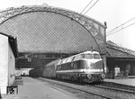 V 180 227 (LKM, Baujahr 1967) mit einem Doppelstockzug im Bahnhof Dresden-Neustadt. (05.03.1969) <i>Foto: Joachim Claus</i>
