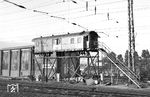 Während der Umbauphase vor Inbetriebnahme des heutigen Dr-Stellwerks "Df" (1972) am Darmstädter Hauptbahnhof stand neben der TVT-Halle am nördlichen Gleisvorfeld dieser aufgebockte Wagenkasten als Behelfsstellwerk "Du". (27.05.1969) <i>Foto: Joachim Claus</i>