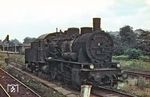Die vollkommen mit Patina überzogene 55 4602 vom Bw Berlin-Lichtenberg auf Rangierfahrt im Bahnhof Berlin-Lichtenberg. Hinter dem Bremsprobesignal ist das alte, wenig später abgerissene Empfangsgebäude aus rotbraunen Klinkersteinen zu sehen. Die 1917 in Dienst gestellte Lok erlebte 1970 noch die EDV-gerechte Umzeichnung in 55 4602-3 und wurde 1971 ausgemustert.  (1967) <i>Foto: J. R. Broughton</i>
