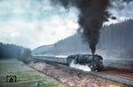 01 520 kämpft sich mit einem Schnellzug die Steigung bei Hönebach hinauf, wobei der Rückenwind fast schneller als der Zug war. (27.03.1970) <i>Foto: Robin Fell</i>