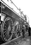 Der Heizer beim Abölen der Stangenlager an der Osnabrücker 03 003, unter gestrenger Aufsicht des Meisters, aufgenommen im Bw Köln Bbf.  (08.08.1930) <i>Foto: DLA Darmstadt (Bellingrodt)</i>
