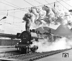 38 2485 vom Bw Senftenberg - ausgerüstet mit Giesl-Flachejektor - verlässt den Dresdener Hauptbahnhof. Der Personenwagen sächs. Bauart im Hintergrund verdient auch einen Blick. (05.03.1969) <i>Foto: Joachim Claus</i>