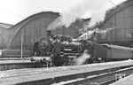 Noch fast im Originalzustand präsentiert sich dagegen 38 3137 vom Bw Leipzig Hbf Süd Anfang März 1969 in Leipzig Hbf. Ende April des gleichen Jahres wurde sie abgestellt und am 14.08.1969 ausgemustert. (01.03.1969) <i>Foto: Joachim Claus</i>