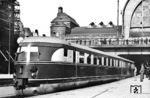 Ein SVT der Bauart "Hamburg" fährt als FDt 37 "Fliegender Kölner" (Köln – Düsseldorf – Duisburg – Essen Hbf – Dortmund – Hamm (Westf) – Münster (Westf) – Osnabrück – Bremen – Hamburg-Altona) in Hamburg Hauptbahnhof ein. Der Fernschnelltriebwagen startete in Köln 7.00 Uhr morgens und erreichte Hamburg-Altona 11.50 Uhr. (1939) <i>Foto: Hans Hartz</i>
