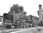 01 2065 wurde am 30.04.1971 beim Bw Berlin-Ostbahnhof erstmalig z-gestellt und am 30.06.1972 ausgemustert. Zunächst als Denkmallok vorgesehen, stand sie im Bw Berlin-Schöneweide (Foto). Der Mangel an hochwertigen kohlegefeuerten Schnellzugloks während der Ölkrise zwang die DR dazu, die Lok im Juli 1973 wieder in Betrieb zu nehmen. So bescherte dies der Lok ein "zweiten Leben", wo sie zum Schluss hauptsächlich Schnellzüge zwischen Berlin und Stettin ("Gdania-Express") bespannte. Am 24. April 1981 wurde sie endgültig ausgemustert und im August 1981 im RAW Stendal zerlegt. (06.06.1972) <i>Foto: Joachim Claus</i>