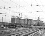 Die Baureihe 107 (bis 1970: V 75) war eine aus der Tschechoslowakei importierte dieselelektrische Rangierlok der Deutschen Reichsbahn, die durch ihren langsam laufenden Dieselmotor einen sehr prägnanten Sound hatte. Hier ist 107 014 (Ceskomoravska-Kolben-Danék, Praha-Liben (CKD), Baujahr 1962) mit zwei Postwagen in Leipzig Hbf unterwegs.  (30.12.1972) <i>Foto: Joachim Claus</i>