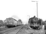 Am 9. September 1972 reiste 24 009 (hier noch mit der DR-EDV-Nummer 37 1009) über Oebisfelde in den Westen aus. Im Bahnhof Vorsfelde, dem ersten auf bundesdeutschem Gebiet hinter der Grenze, überholt 220 076 mit einem Schnellzug aus Berlin den Neuankömmling. (09.09.1972) <i>Foto: Joachim Claus</i>