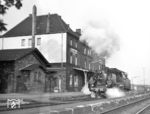 Mit etwas unorthodoxem Begrüßungsschmuck versehen, setzt 37 1009 (24 009) in Vorsfelde ihre Fahrt nach Lehrte fort. (09.09.1972) <i>Foto: Joachim Claus</i>