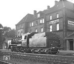37 1009 (24 009) am Tage ihres Grenzübertritts in Vorsfelde. 1978 wurde der Bahnhof Vorsfelde für den Personenverkehr geschlossen, war aber bis zum Mauerfall 1989 weiterhin wichtige Station für den Güterverkehr. 1991 wurde der Bahnhof auch für den Güterverkehr geschlossen. Das ehemalige Bahnhofsgebäude kam in Privatbesitz und ist heute durch eine Lärmschutzwand von der Bahnstrecke abgetrennt. (09.09.1972) <i>Foto: Joachim Claus</i>