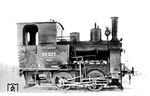 99 021 in einer Standardaufnahme im Bahnhof Nordseebad Wangerooge, dem Einsatzort der beim Bw Oldenburg (Oldbg) Hbf beheimaten Lok. Die Großherzoglich Oldenburgische Eisenbahnen (GOE) beschaffte die Maschine von der Lokfabrik Freudenstein in Berlin als Nr. 3 für die Wangerooger Inselbahn. Gemeinsam mit 99 022 wurde sie im August 1942 zum Osteinsatz abkommandiert. Der Einsatz erfolgte auf der Feldbahn Ochotschewka—Kolpny im Raum Kursk/Orjol, von dem sie nicht mehr zurückkehrte. Die RBD Münster setzte die verschollene Lok daraufhin 1945 als Kriegsverlust vom Lokbestand ab. 99 021 galt übrigens als kleinste Dampflok im Besitz der DRG.  (1930) <i>Foto: DLA Darmstadt (Maey)</i>