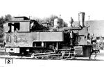 Porträtaufnahme der 99 044 in Neustadt (Haardt) Lokalbahn. Die von Hagans 1912 gebaute preußische T33 ging als "56 ERFURT" auf der 1000 mm Schmalspurbahn Hildburghausen—Lindenau-Friedrichshall im Heldburger Land in Betrieb. Auf Ersuchen der Rbd Ludwigshafen (Rhein) wurde die beim Lokbf Hildburghausen nicht mehr benötigte Lok im August 1931 vom Bw Meiningen zum Bw Neustadt (Haardt) umgesetzt. Für den Einsatz in der Pfalz auf der Lokalbahn Neustadt (Haardt)—Speyer war sie zuvor im RAW Kaiserslautern/Babt Ludwigshafen (Rhein) umgebaut worden, u.a. erhielt sie eine geänderte Bremsanlage. (1934) <i>Foto: DLA Darmstadt (Maey)</i>