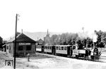 99 044 hat im Lokalbahnhof Neustadt (Haardt) den Kleinbahnzug nach Speyer bespannt. Sie blieb ihrer neuen pfälzischen Heimat bis zur Ausmusterung treu. Am 20.08.1955 erfolgte die Absetzung aus dem Lokstand des Bw Neustadt (Weinstr). Die bahnamtliche Bezeichnung von Neustadt an der Weinstraße hatte sich zwischenzeitlich mehrfach geändert. Für Neustadt (Haardt) galt ab 22.05.1937 Neustadt (Weinstr), ab 15.10.1945 wieder Neustadt (Haardt) und ab 01.12.1950 erneut Neustadt (Weinstr). Die Lokalbahn wurde bereits 1956 stillgelegt. (1934) <i>Foto: DLA Darmstadt (Bellingrodt)</i>