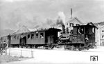 99 072 mit einem Personenzug nach Kinding am Bahnübergang Spitalkreuzung kurz hinter dem  Bahnhof Eichstätt Stadt. Die Lok wurde 1885 von Krauss in München als Nr. II für die Lokalbahn Eichstätt Stadt—Eichstätt Bahnhof gebaut. Einsatzdienststelle war bis zur Ausmusterung am 16.06.1932 stets der Lokbahnhof Eichstätt Stadt, der dem Bw Ingolstadt unterstand. Der Schmalspurbetrieb endete im Oktober 1934. Nach Umspurung auf Normalspur ging die Strecke im November 1934 wieder in Betrieb.  (1930) <i>Foto: DLA Darmstadt (Bellingrodt)</i>