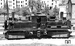 Die meterspurige Schmalspurbahn Reichenbach (Vogtl) unt Bf—Oberheinsdorf war lediglich 5,4 km lang. Überregional bekannt wurde die Bahn vor allem durch ihre verkleideten Drehgestellloks der Bauart Fairlie. Die drei Maschinen der sächsischen Gattung I M wurden 1902 von der Sächsischen Maschinenfabrik in Chemnitz mit den Nummern 251 bis 253 (spätere 99 161 bis 163) speziell für die Rollbockbahn entwickelt und gebaut. 99 163 wurde 1942 an die deutsche Wehrmacht abgegeben und ging auf einem Schiffstransport zur Halbinsel Krim verloren. 99 162 blieb als Museumslokomotive des Verkehrsmuseums Dresden erhalten. Die hier am Lokschuppen in Reichenbach (Vogtl) unt Bf aufgenommene 99 161 wurde 1962 abgestellt und 1965 verschrottet. Heimatdienststelle war stets das Bw Reichenbach (Vogtl). (31.05.1957) <i>Foto: Gerhard Illner</i>