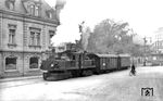 In der Vorkriegszeit hielt sich der motorisierte Verkehr in Reichenbach/Vogtl noch in Grenzen. Lediglich ein Radfahrer nahm es mit der auf der Reichsstraße, am Haltepunkt Reichenbach (Vogtl) Altstadt fahrenden 99 162 auf, die den P 3838 nach Oberheinsdorf bringen wird. Rechts am Posten 1d steht das Einfahrsignal vom unteren Bahnhof in Reichenbach, dem Ausgangspunkt der 5,4 Kilometer langen Strecke.  (28.05.1936) <i>Foto: DLA Darmstadt (Bellingrodt)</i>