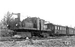 Die Reichenbacher 99 162 hat P 3837 nach Reichenbach (Vogtl) unt Bf im Bahnhof Oberheinsdorf bespannt. Bereitwillig lassen sich Lokführer, Zugführer und Wagenmeister nach der Zugvorbereitung mit auf die Platte bannen.  (28.05.1936) <i>Foto: DLA Darmstadt (Bellingrodt)</i>