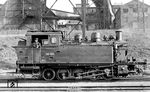 99 181 des Bw Vacha zeigt sich vor der Industriekulisse des Kaliwerks Dorndorf/Rhön. Orenstein & Koppel baute für die Feldabahn die Loks 99 181 bis 183 mit zahnradgetriebenen Endachsen der Bauart Luttermöller. Ab Oktober 1923 wurden sie dem Lokbf Dorndorf (Rhön) zugeteilt. Im Sommer 1933 wechselte 99 181 zum Lokbf Hildburghausen, wo sie bis Mai 1946 auf der Strecke nach Lindenau-Friedrichshall unterwegs war. Danach wurde die Lok mit den restlichen Fahrzeugen und dem Gleismaterial der Heldburger Schmalspurbahn als Reparation in die Sowjetunion abtransportiert, wo sich ihre Spur verliert. Das Bw Meiningen setzte 99 181 am 07.10.1946 vom Bestand ab. (06.1933) <i>Foto: DLA Darmstadt (Bellingrodt)</i>