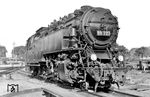 Carl Bellingrodt fertigte von 99 223 im Lokbf Eisfeld eine Bildserie an. Für die Rbd Erfurt lieferte die Berliner Maschinenbau AG 1931 die Schmalspur-Einheitsloks 99 221, 222 und 223 als Ersatz für die inzwischen zu schwachen T 33-Bauarten. Die neuen Loks wurden ausschließlich auf der Strecke Strecke Eisfeld—Unterneubrunn verwendet. Vorgesehen war auch der Einsatz auf der Heldburger Schmalspurbahn, der aber nach Probefahrten wegen Oberbaumängeln untersagt wurde.  (05.06.1933) <i>Foto: RVM-Filmstelle Berlin (Bellingrodt)</i>