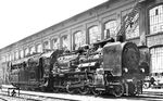 T 38 3255 des Bw Kassel war bis 1936 überwiegend an die RAW Kassel und RAW Grunewald, hier aufgenommen an der Lokhalle der LVA, zur Durchführung von Messfahrten verliehen. Zwischenzeitlich wurde sie in den Dienstplänen der Kasseler 39er eingesetzt. Allerdings häuften sich die Schäden am angetriebenen Tender, so dass man sie 1937 in Normalausführung zurückbaute. Der Tender wurde verschrottet. Die Lok versah nun als gewöhnliche P 8 ihren Dienst bis 1959, zuletzt beim Bw Minden (Westf). (25.06.1935) <i>Foto: DLA Darmstadt (Bellingrodt)</i>