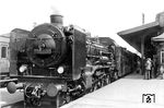 T 38 3255 als Vorspannlok vor einem Messzug des RAW Kassel zum Test der Wirkungsweise eines Abdampfturbinentriebtenders, aufgenommen in Kassel Hbf. Als "Angstlok" fuhr noch eine 03 mit. (1933) <i>Foto: Rudolf Kreutzer</i>