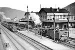 Blick auf den Bahnhof Bingerbrück, seit 1993 Bingen (Rhein) Hbf. Während der Heizer der 38 3712 (Bw Mainz Hbf) die Qualität seiner Kohle auf dem Tender inspiziert, wartet am Bahnsteig II Naheseite die Bingerbrücker 38 3367 mit einem Personenzug auf Ausfahrt ins Nahetal.  (1928) <i>Foto: DLA Darmstadt (Bellingrodt)</i>