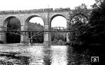Carl Bellingrodt will hier 38 1014 vom Bw Görlitz erkannt haben, die vor P 671 die Neißebrücke in Görlitz überquert, die heute die Grenze zwischen Deutschland und Polen bildet. Führerhaus und die verbesserte Steuerung der Lok sprechen aber eindeutig dagegen. Hiernach müsste es sich um eine Lok-Nummer ab 38 1500 handeln. Hinter der Lok laufen zwei Post- und ein Gepäckwagen Pw4ü von Dresden nach Kohlfurt. Görlitz umfaßte bis 1945 einen westlichen und einen östlichen Teil. Der östliche Teil ging nach 1945 durch die neue Grenzziehung (Oder-Neiße-Grenze) an Polen und nennt sich heute Zgorzelec.  (05.06.1936) <i>Foto: DLA Darmstadt (Bellingrodt)</i>