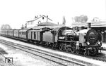 38 1226 (Bw Aschaffenburg) im Bahnhof Hanau West. Der früheren P 8 "2433 Frankurt" (Schwartzkopff, Baujahr 1911) war kein langes Leben beschieden, schon im Dezember 1933 erfolgte die Ausmusterung. Die Loknummer 38 1226 wurde 1941 für die von der PKP 1939 übernommene Ok1-100 (bis 1921 "2509 Breslau") erneut vergeben. Bis 1873 war der heutige Haltepunkt Hanau West übrigens unter dem Namen "Hanau" (ohne jeden Namenszusatz) der „Hauptbahnhof“ von Hanau.  (1930) <i>Foto: Dr. Joachim Feißel</i>