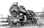Die stolze Lokmannschaft mit ihrer 38 1310 vor der Drehscheibe am Bww Köln Bbf. Laut Anschrift an der Pufferbohle hat die Lok am 26.10.1932 das RAW Mülheim (Ruhr)-Speldorf nach einer "Bahnamtlichen Untersuchung" verlassen. 1941 kam sie über die RBD Danzig zur RBD Königsberg (Pr) und verblieb 1945 in der Sowjetunion.  (26.03.1933) <i>Foto: DLA Darmstadt (Bellingrodt)</i>