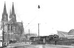 38 1310 vom Bw Hamm (Westf) verlässt mit dem Ruhrschnellverkehrszug R 2021 den Kölner Hauptbahnhof in Richtung Heimat. (26.03.1933) <i>Foto: DLA Darmstadt (Bellingrodt)</i>