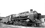 Für eine Fotoserie des DLA Darmstadt präsentiert sich 39 001 im Heimat-Bw Saalfeld (Saale). Als P 10 "2810 Elberfeld" wurde sie im Mai 1922 von Borsig in Berlin-Tegel an das EAW Grunewald abgeliefert. Dort fanden anschließend zahlreiche Versuchs- und Messfahrten durch die Versuchsabteilung für Lokomotiven statt. Erst im September 1924 übernahm das Bw 1 Frankfurt (Main) die Lok für den regulären Betriebsdienst. (06.1933) <i>Foto: DLA Darmstadt (Bellingrodt)</i>