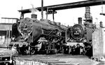 Zwei alte Preußen im Bw Leipzig Hbf West: 39 007 (Baujahr 1922, spätere 22 075) und 38 3090 (Baujahr 1920). Während die P 8 in Lutherstadt Wittenberg beheimatet war, war die P 10 aus Saalfeld (Saale) zu Besuch gekommen. (1957) <i>Foto: Gerhard Illner</i>