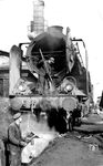 39 007 vom Bw Saalfeld (Saale), die spätere 22 075, restauriert im Bw Leipzig Hbf West. (1957) <i>Foto: Gerhard Illner</i>