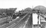 39 104 (Bw Berlin Anhalter Bf) verlässt mit einem Schnellzug den Dresdener Hauptbahnhof. Die 1945 beim Bw Stargard (Pom) beheimatete Lok verblieb zunächst in Polen und war dort als Pt1-8 im Einsatz. Im November 1955 gab die PKP die Lok an die DR zurück. Wegen der ungeklärten Identität wurde sie als 39 262 eingereiht. Nach der Rekonstruktion im Februar 1962 hat sie schließlich das Raw Meiningen als 22 084 verlassen.  (1934) <i>Foto: DLA Darmstadt (Hubert)</i>