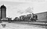39 120 (Bw Deutzerfeld) verlässt mit dem Luxuszug L 176 "Köln-Ostende-Express" den Abstellbahnhof Deutzerfeld. Der von 1929 bis 1939 verkehrende Pullmanzug war der einzige von der CIWL betriebene Zug, der je in Deutschland fahrplanmäßig eingesetzt wurde, und während seines Bestehens Teil der schnellsten Landverbindung zwischen London und Köln. Der Fahrplan des Zuges war so ausgelegt, dass er eine vormittägliche Abfahrt jeweils in Köln Hbf und London Victoria ermöglichte. Im Fahrplanjahr 1931 startete der Zug um 10.30 Uhr in Köln Hbf und erreichte London Victoria Station um 21.26 Uhr. (1933) <i>Foto: DLA Darmstadt (Bellingrodt)</i>