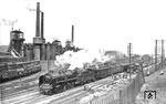 39 138 (Bw Hagen-Eckesey) passiert mit E 338 auf dem Weg nach M Gladbach eine Baustelle im Bahnhof Haspe. Die eindrucksvolle Hochofenanlage der Klöckner-Werke AG in Hagen-Haspe diente für Carl Bellingrodt abermals als Hintergrundkulisse. (1930) <i>Foto: DLA Darmstadt (Bellingrodt)</i>