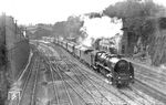 39 142 (Bw Hagen-Eckesey) fährt mit D 187 aus "Elberfeld Hauptbahnhof". Am 1. September 1930 erhielt der Bahnhof nach Gründung der Stadt Wuppertal den neuen Namen "Wuppertal-Elberfeld". 1992 erfolgte schließlich die letzte Umbenennung in "Wuppertal Hauptbahnhof".  (1928) <i>Foto: DLA Darmstadt (Bellingrodt)</i>