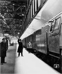 Der Aufsichtsbeamte erteilt der Freudenstädter 24 055 den Abfahrauftrag am Gleis 7 in Stuttgart Hbf. Die Reise wird in den Schwarzwald über Freudenstadt nach Hausach gehen. (1933) <i>Foto: RVM (Ulmer)</i>