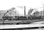 18 113 (Bw Ulm) und 39 203 (Bw Stuttgart-Rosenstein) warten im Stuttgarter Hauptbahnhof auf Ausfahrt. (1935) <i>Foto: RVM (Ulmer)</i>