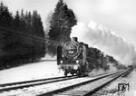 39 199 (Bw Stuttgart-Rosenstein) mit einer unbekannten Schwesterlok vor einem Schnellzug im winterlichen Rohrer Wald. (1937) <i>Foto: RVM (Ulmer)</i>