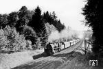 39 203 (Bw Stuttgart Hbf) ist mit Schubunterstützung auf dem steigungsreichen Streckenabschnitt der Gäubahn zwischen Stuttgart West und Vaihingen (Enz) Reichsb unterwegs. Am Haken hängt der D 268 von Stuttgart über Zürich nach Luzern.  (1941) <i>Foto: RVM (Ulmer)</i>